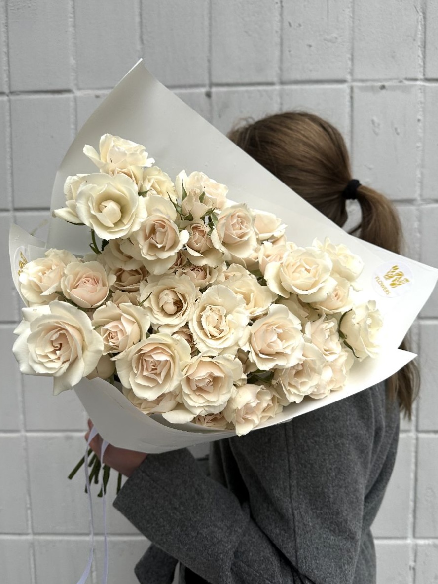 Букет с кустовыми розами сорта Вайт Майолика
