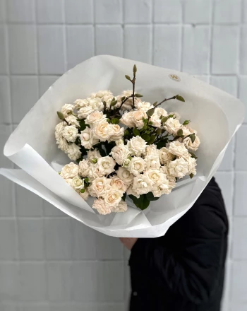 Букет из 15 кустовых роз и веток магнолии