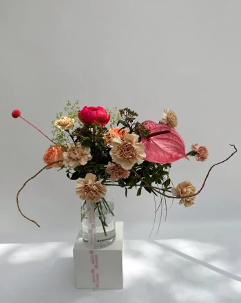 Букет с диантусами, розами и краспедией