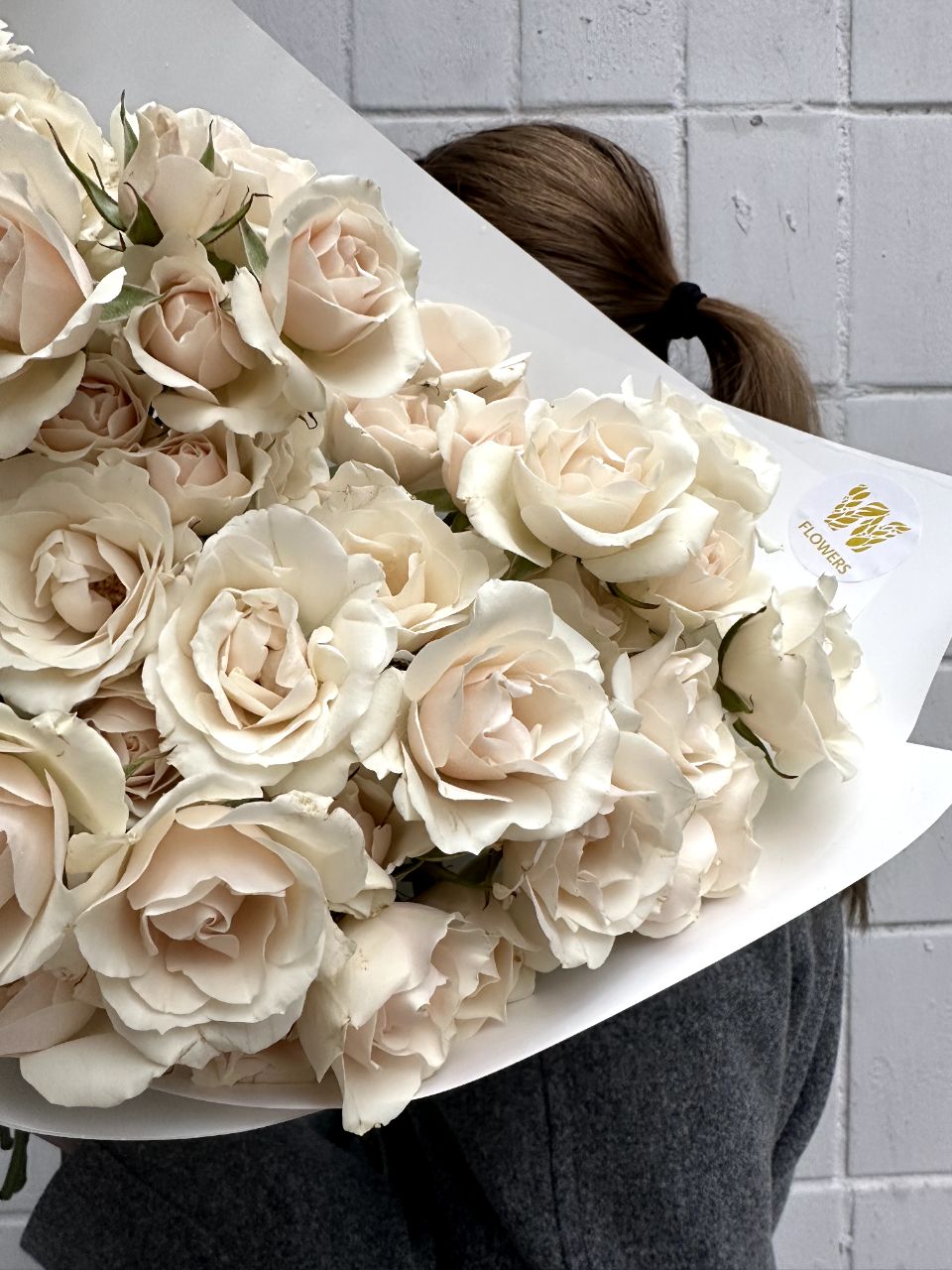 Букет с кустовыми розами сорта Вайт Майолика
