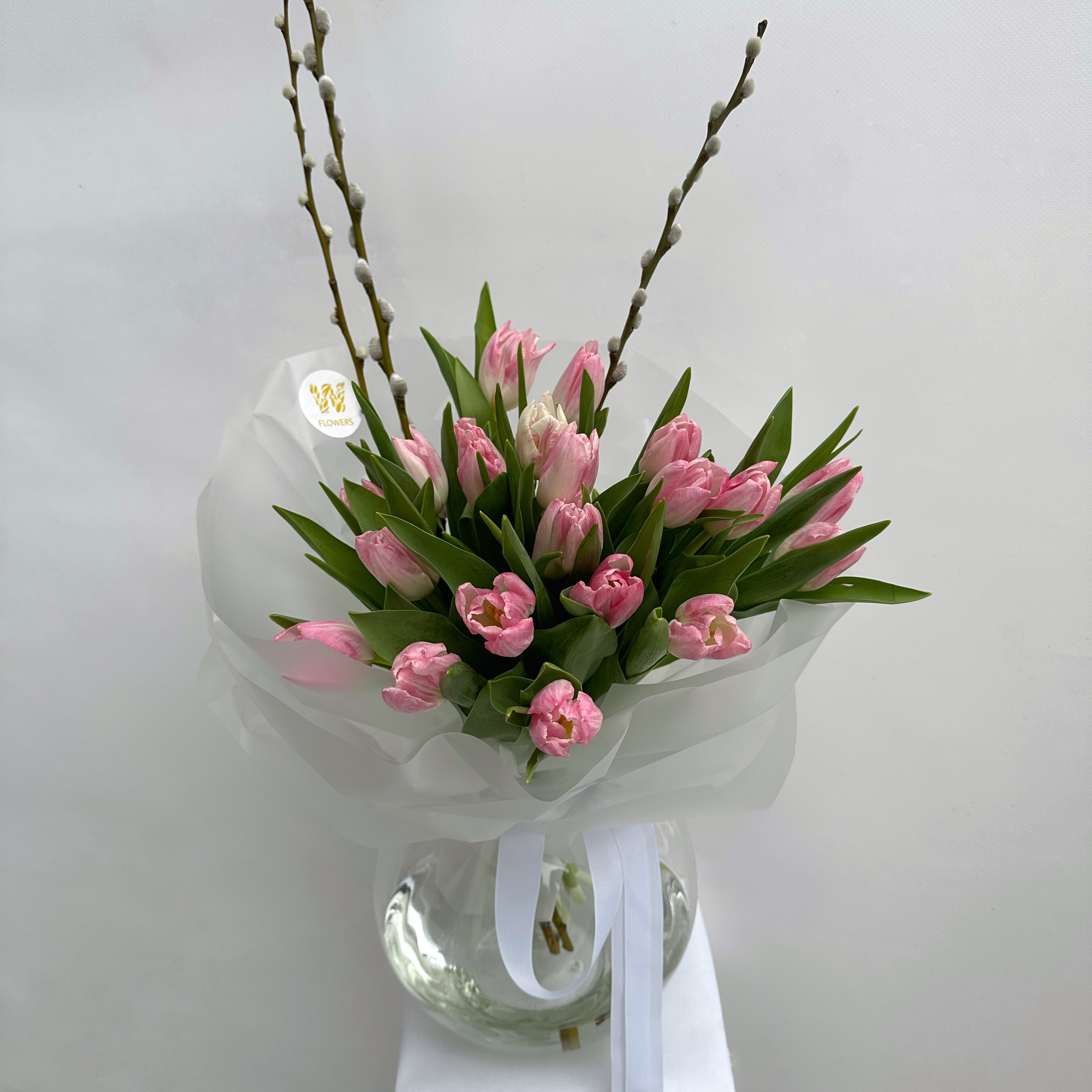 Букет из 23 розовых тюльпанов и вербы