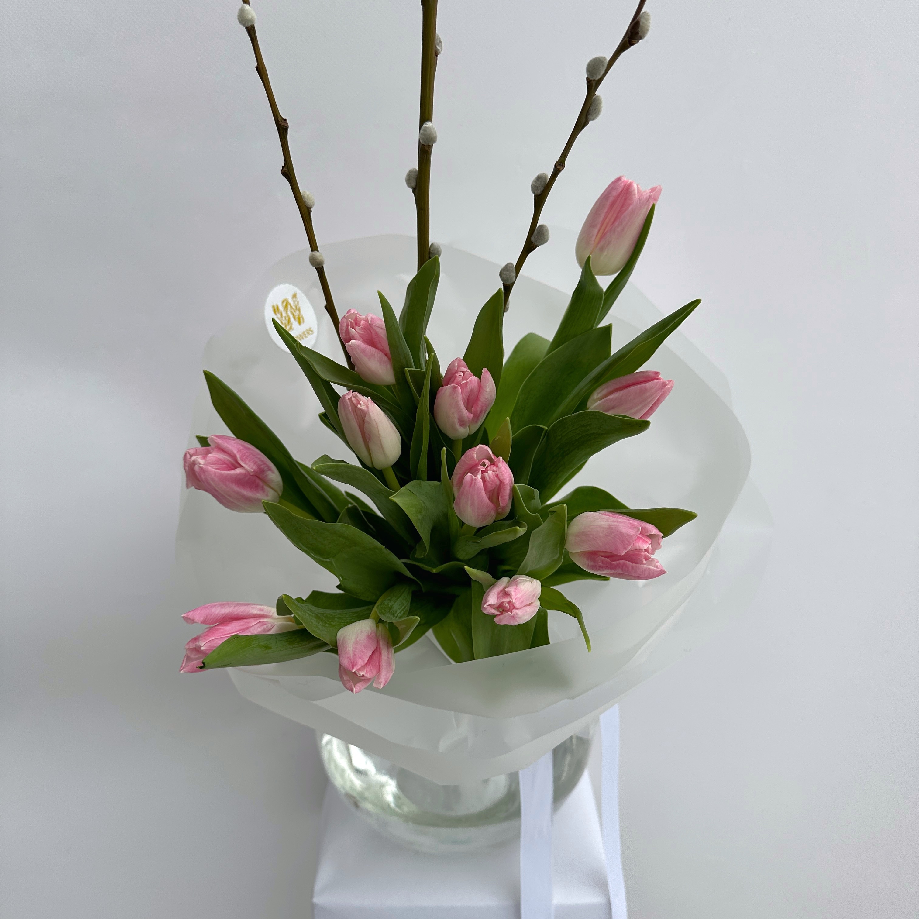 Букет из 11 розовых тюльпанов и вербы
