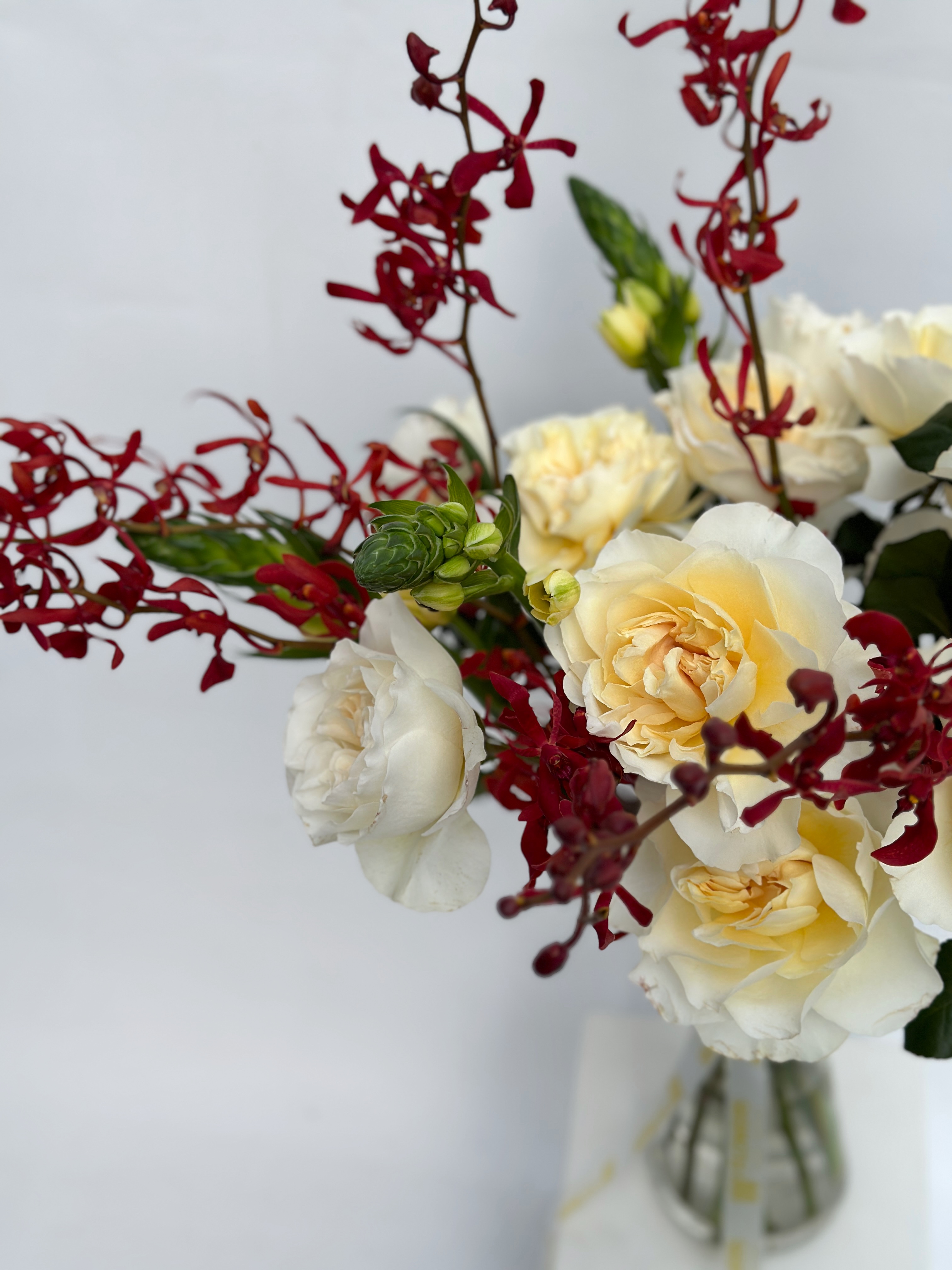 Букет с розами, арантерой и орнитогалумом